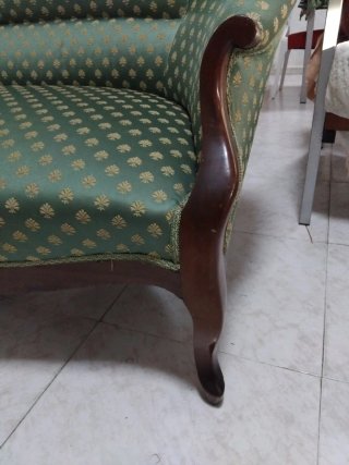 Sofá antiguo de madera y tela