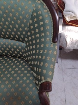 Sofá antiguo de madera y tela