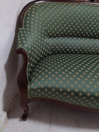 Sofá antiguo de madera y tela