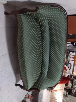 Sofá antiguo de madera y tela