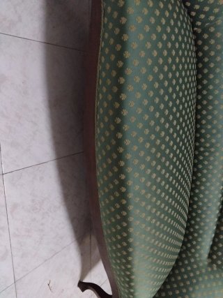 Sofá antiguo de madera y tela