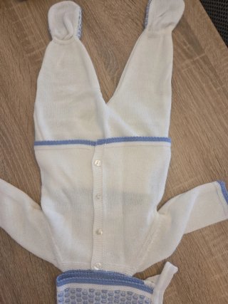 Conjunto bebé punto blanco y azul