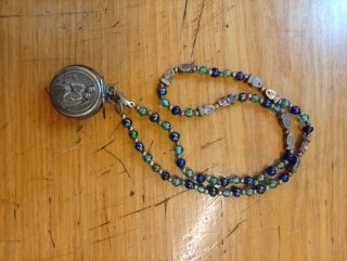 Collar devocional con colgante y peces