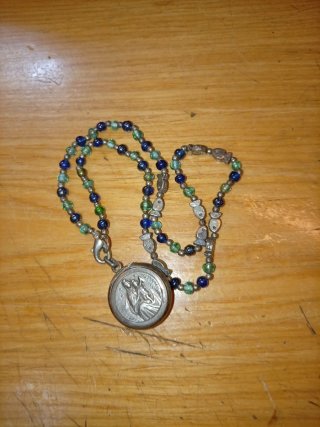 Collar devocional con colgante y peces