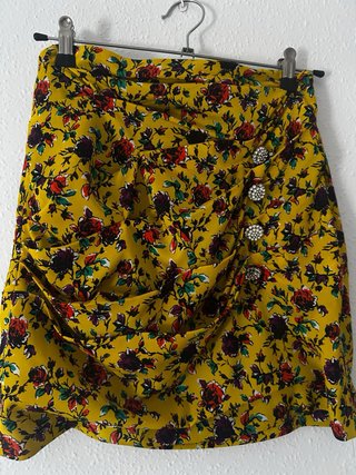 Falda amarilla floral con botones joya