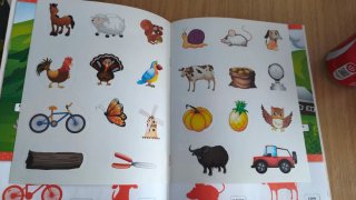 4 libritos con pegatinas, 100 palabras en inglés