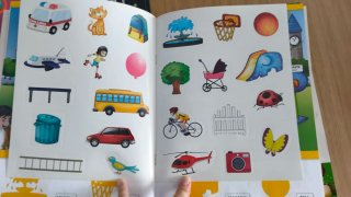 4 libritos con pegatinas, 100 palabras en inglés