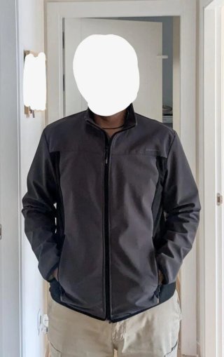 Chaqueta cortavientos Quechua gris y negra