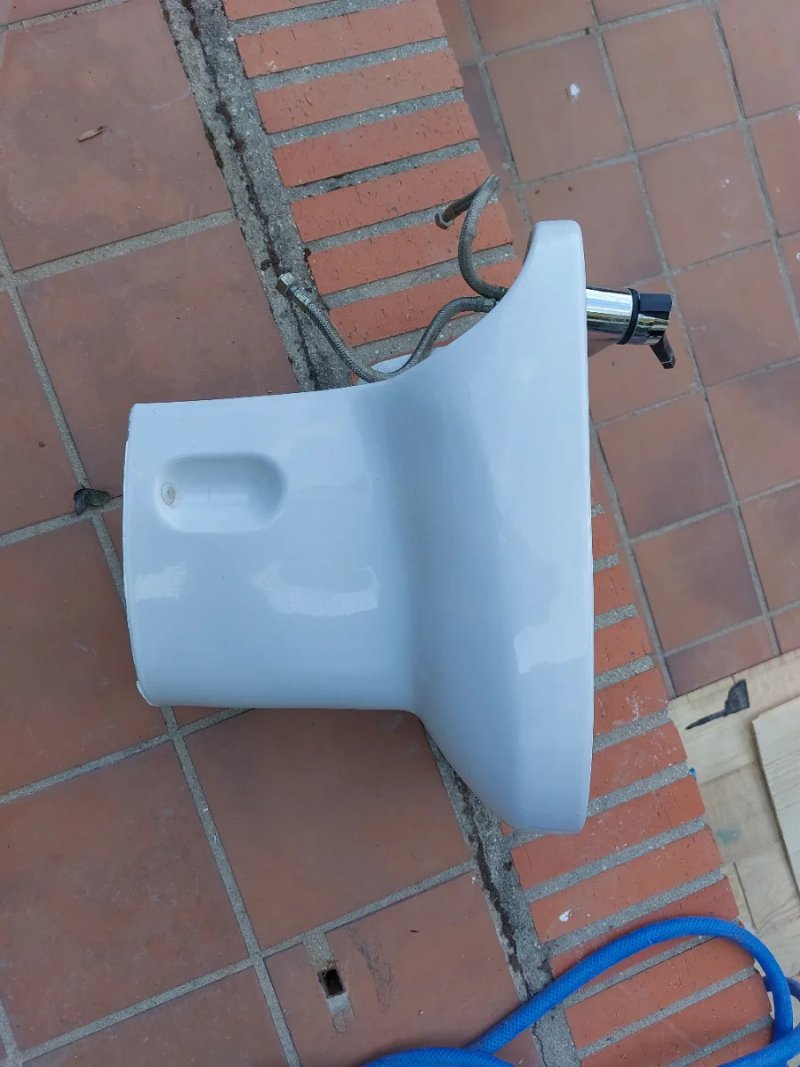 Bidé de cerámica blanco con grifo