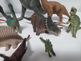 Lote de dinosaurios de juguete