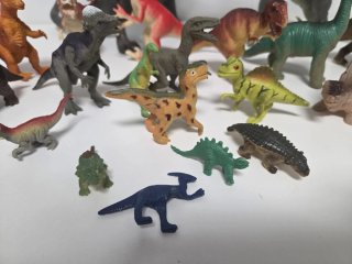 Lote de dinosaurios de juguete