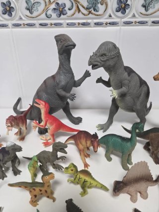 Lote de dinosaurios de juguete