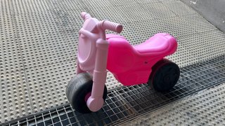 Moto de equilibrio rosa para niños