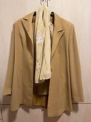 Traje chaqueta y top mostaza vintage