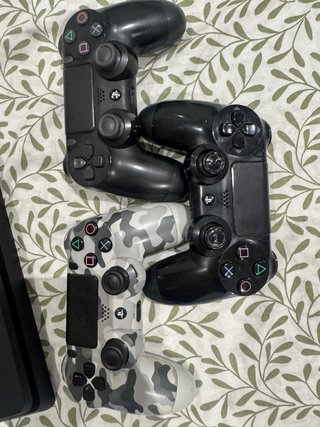 Consola PS4 + 4 Juegos + 3 Mandos