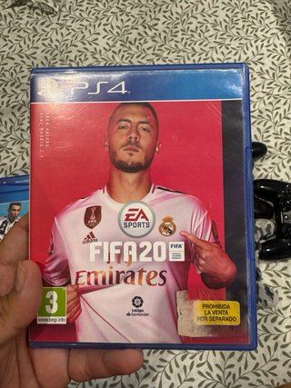 Consola PS4 + 4 Juegos + 3 Mandos