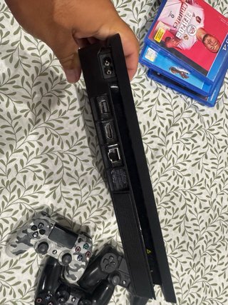 Consola PS4 + 4 Juegos + 3 Mandos