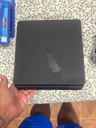 Consola PS4 + 4 Juegos + 3 Mandos