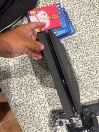 Consola PS4 + 4 Juegos + 3 Mandos