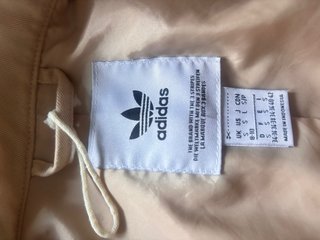 Gabardina Adidas Beige con Rayas Blancas