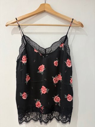 Blusa de tirantes con flores y encaje