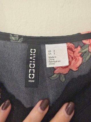 Blusa de tirantes con flores y encaje