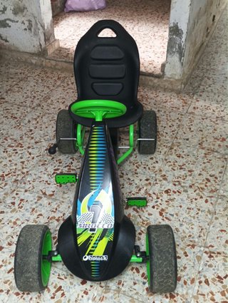 Coche a pedales infantil verde
