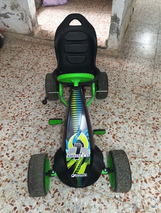 Coche a pedales infantil verde