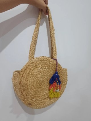 Bolso redondo de mimbre con flecos