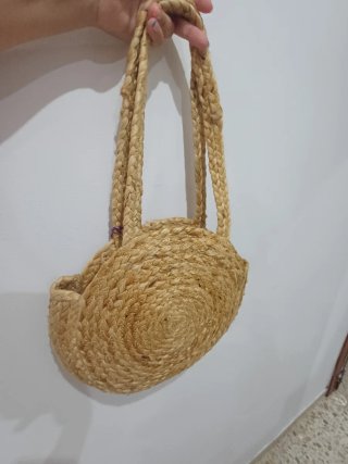 Bolso redondo de mimbre con flecos