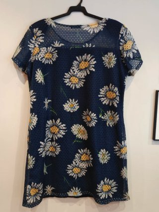 Vestido azul con estampado de margaritas