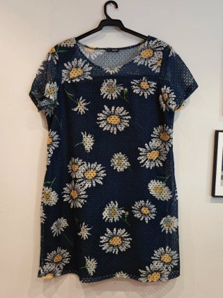 Vestido azul con estampado de margaritas