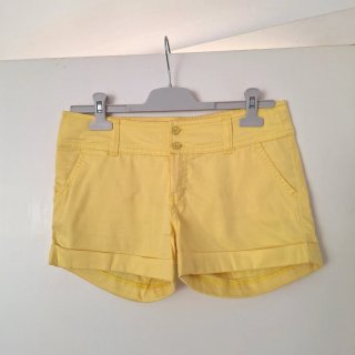 Pantalón corto amarillo Bershka Talla 34