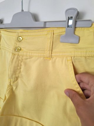 Pantalón corto amarillo Bershka Talla 34