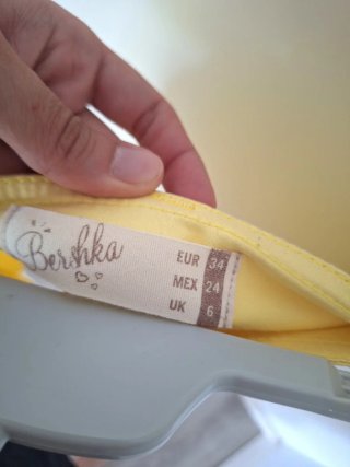 Pantalón corto amarillo Bershka Talla 34