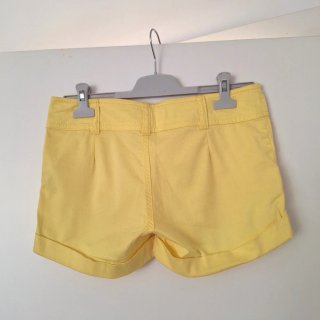 Pantalón corto amarillo Bershka Talla 34