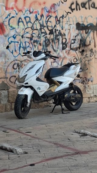 Yamaha Aerox 49cc Scooter Blanca y Dorada