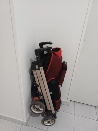 Carrito de bebé marca Bebe comfort.