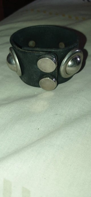 Pulsera cuero negro y tachuelas