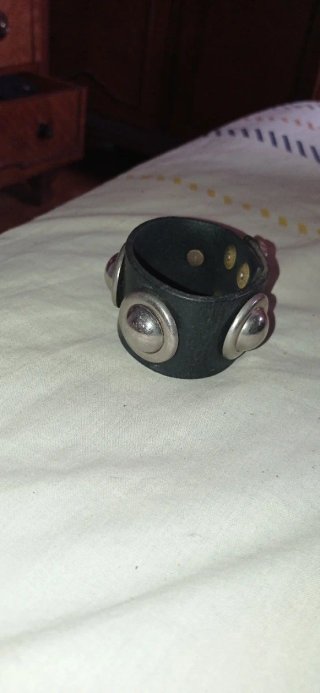 Pulsera cuero negro y tachuelas