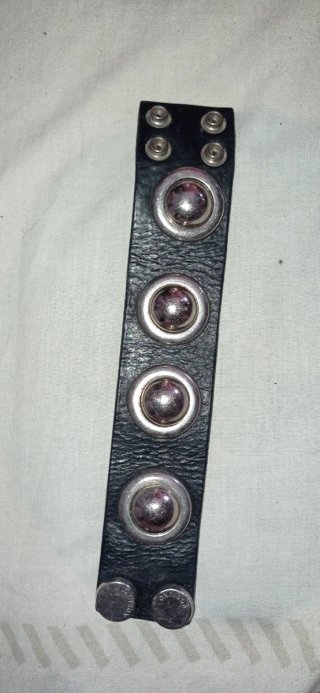 Pulsera cuero negro y tachuelas