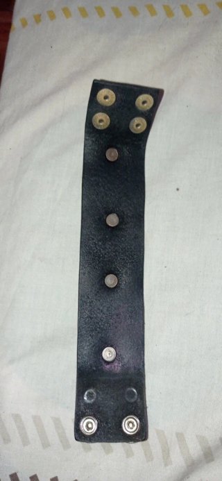 Pulsera cuero negro y tachuelas