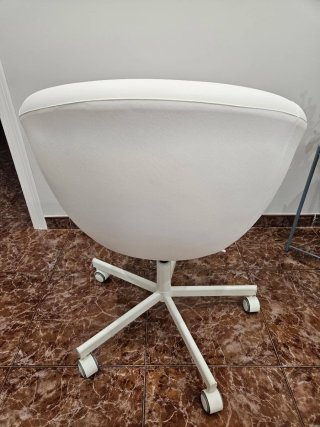 Silla de escritorio blanca con ruedas
