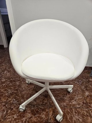 Silla de escritorio blanca con ruedas