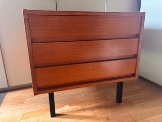 Mueble Vintage Años 50 – Patas de Metal (Gràcia)