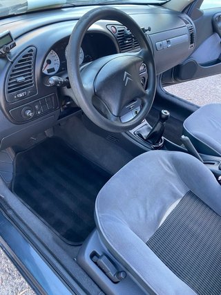 Servicio de limpieza en el interior del coche