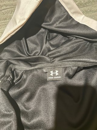Chaqueta Under Armour Beige y Negra