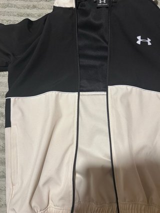 Chaqueta Under Armour Beige y Negra