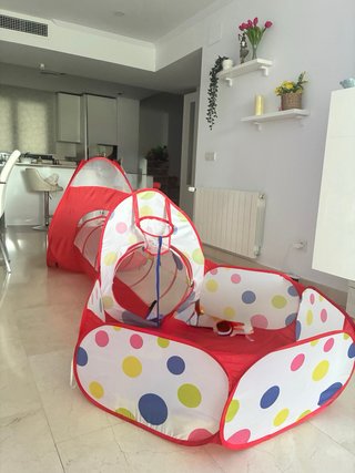Parque de juego infantil con túnel