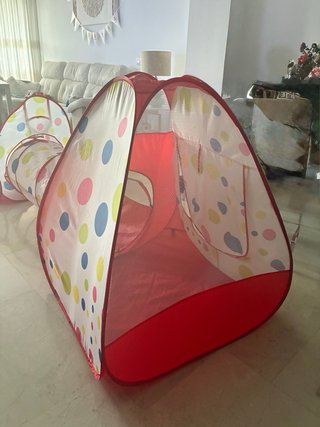 Parque de juego infantil con túnel